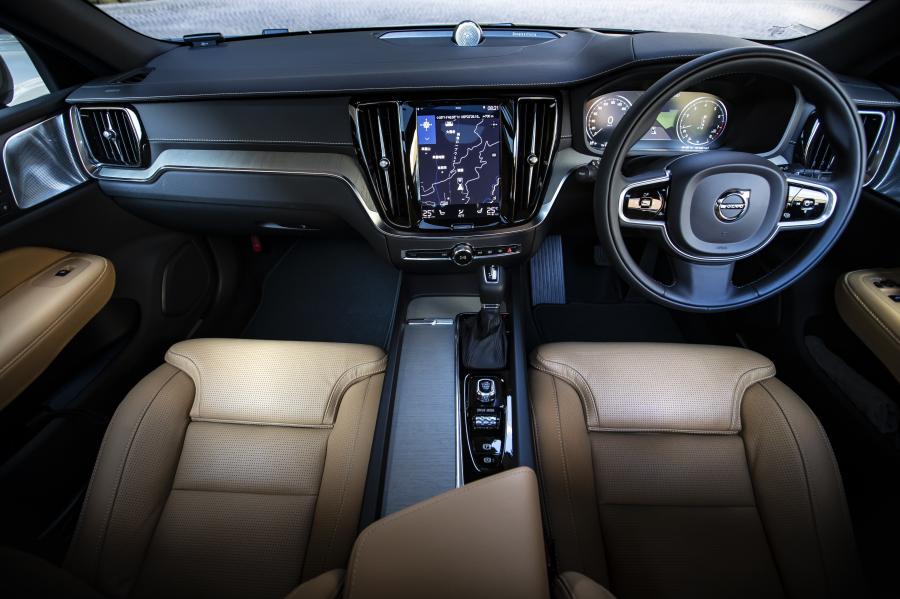 Торпедо Volvo S60 T5 R-Design 2019 года  (JP) (фото 19 из 33)